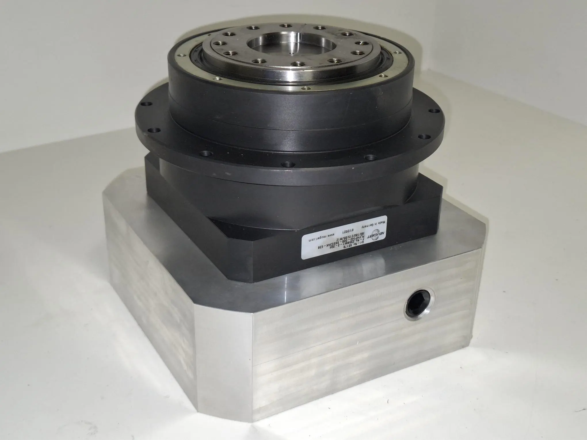 Produktfoto 1 von Präzisions-Planetengetriebe, i=8, PLFHP140-008-SSSE3AK-E38