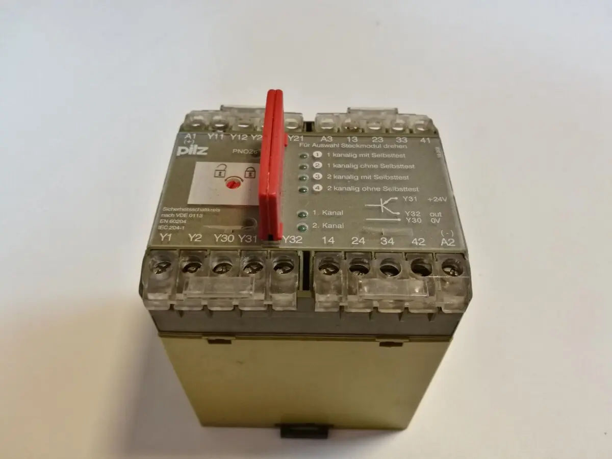 Produktfoto 1 von Pilz PNOZ/6 24VDC 3S 1Ö Notaus Schaltgerät Sicherheitsrelais 474899 safety relay