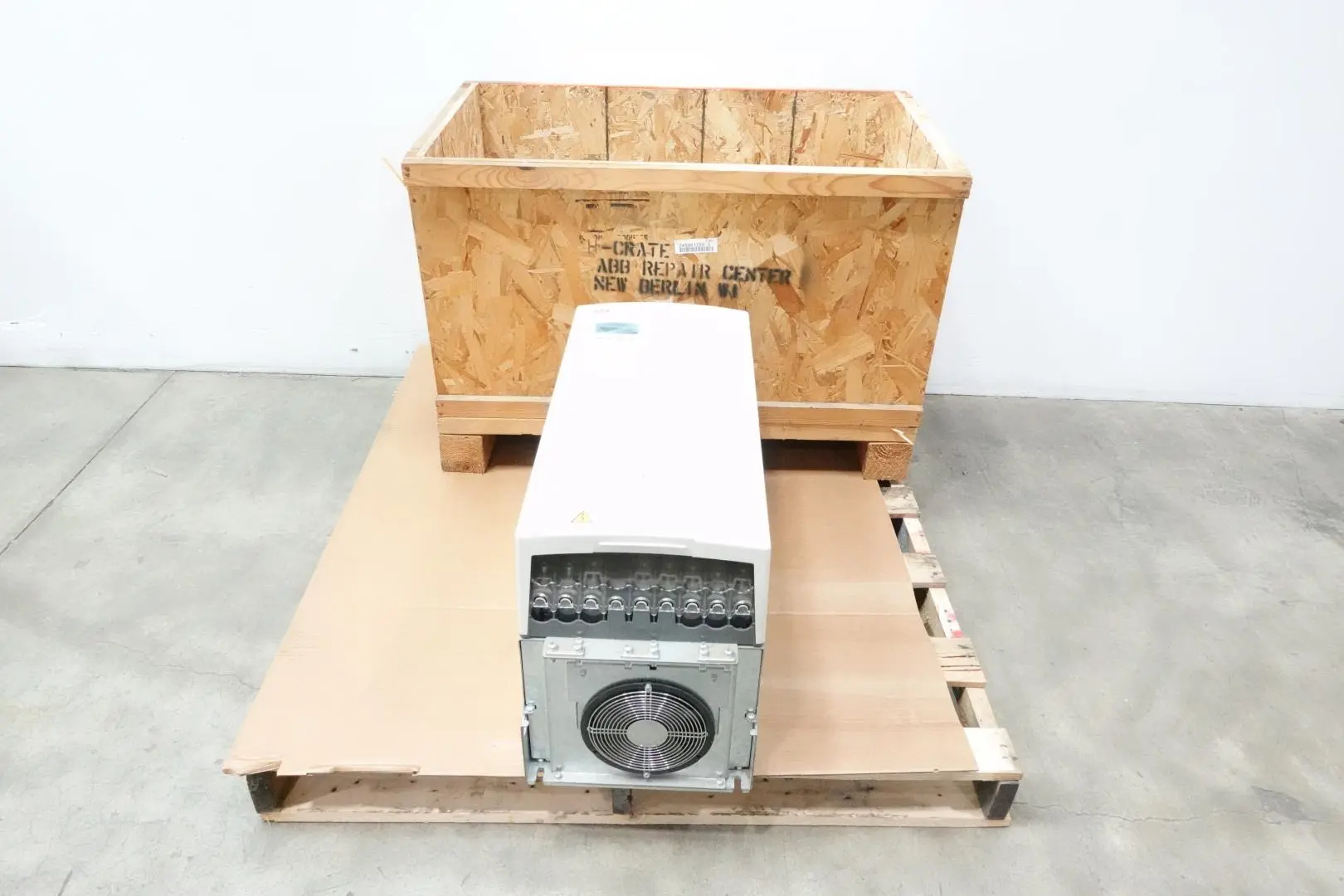 Produktfoto 1 von ABB ACS800-U1-0100-7