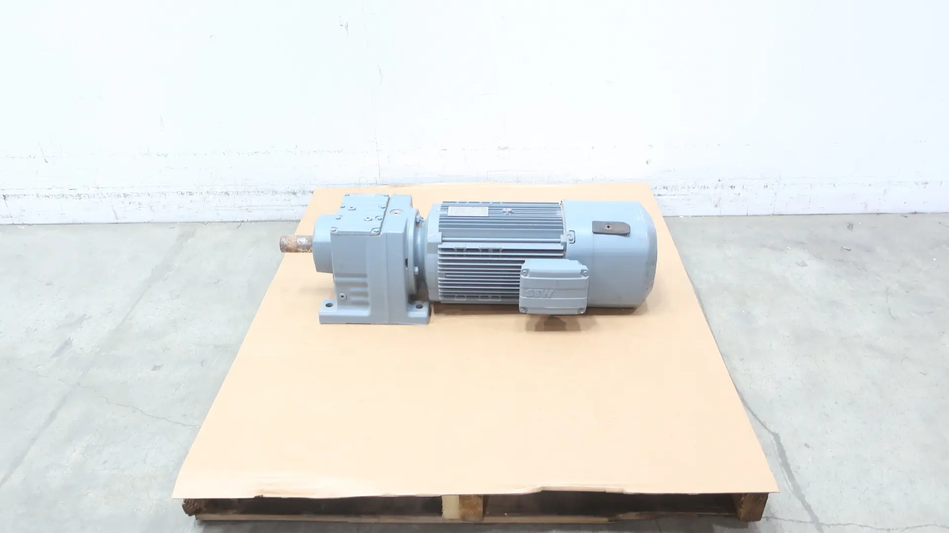 Produktfoto 1 von SEW EURODRIVE R77 DRN132S4/BE5HF