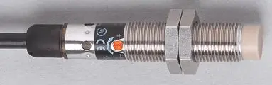 Produktfoto 1 von Kap.Sensor M12x1 L=70 Sn=8mm n.bündig S DC PNP 2m PUR IP65 3L 50Hz