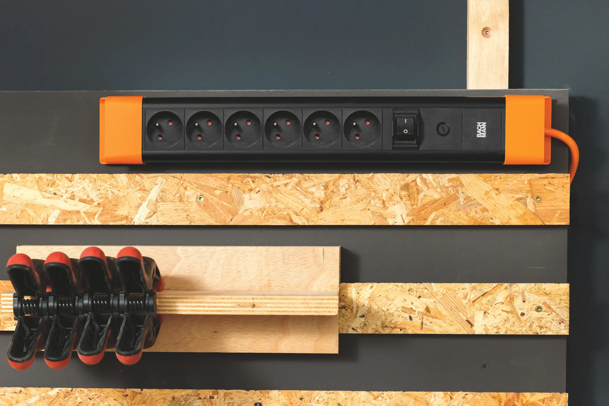 Produktfoto 1 von CONNECTUS 6xUTE 1xSchalter 2,0m CEE7/7 Schwarz/Orange