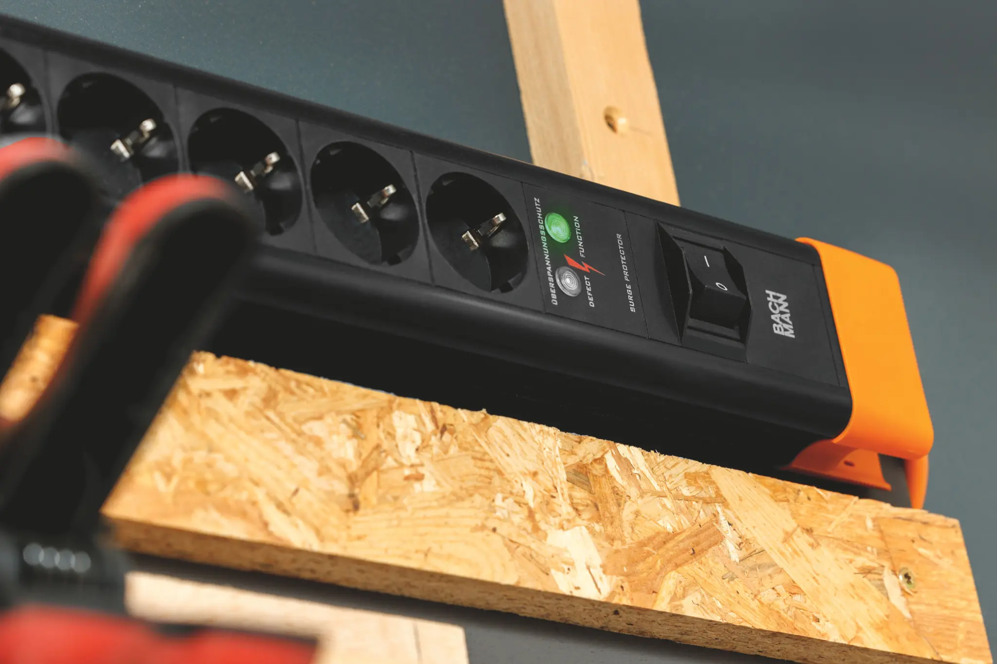 Produktfoto 1 von CONNECTUS 6xCEE7/3 1xSchalter 2,0m CEE7/7 Schwarz/Orange