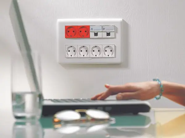 Produktfoto 1 von Schuko-Steckdosen, 3 Fach6 Module, 45°, weiß