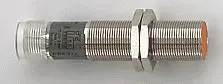 Produktfoto 1 von Ind.Sensor M18x1 L=81 Sn=5mm bündig S AC/DC M18 IP65 2L 25Hz AC/100Hz DC