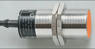Produktfoto 1 von Ind.Sensor M30x1,5 L=67 Sn=10mm bündig antivalent DC PNP 2m PUR IP67 3L 400Hz