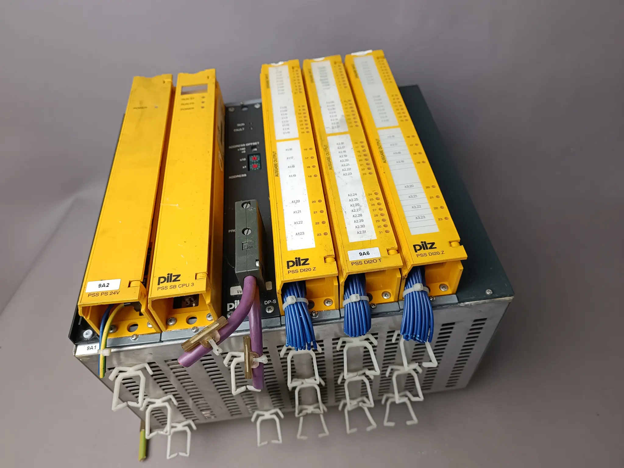 Produktfoto 1 von Pilz Rack komplett PSS PS 24V + PSS SB CPU3 + PSS DI20 Z + PSS DI20 T