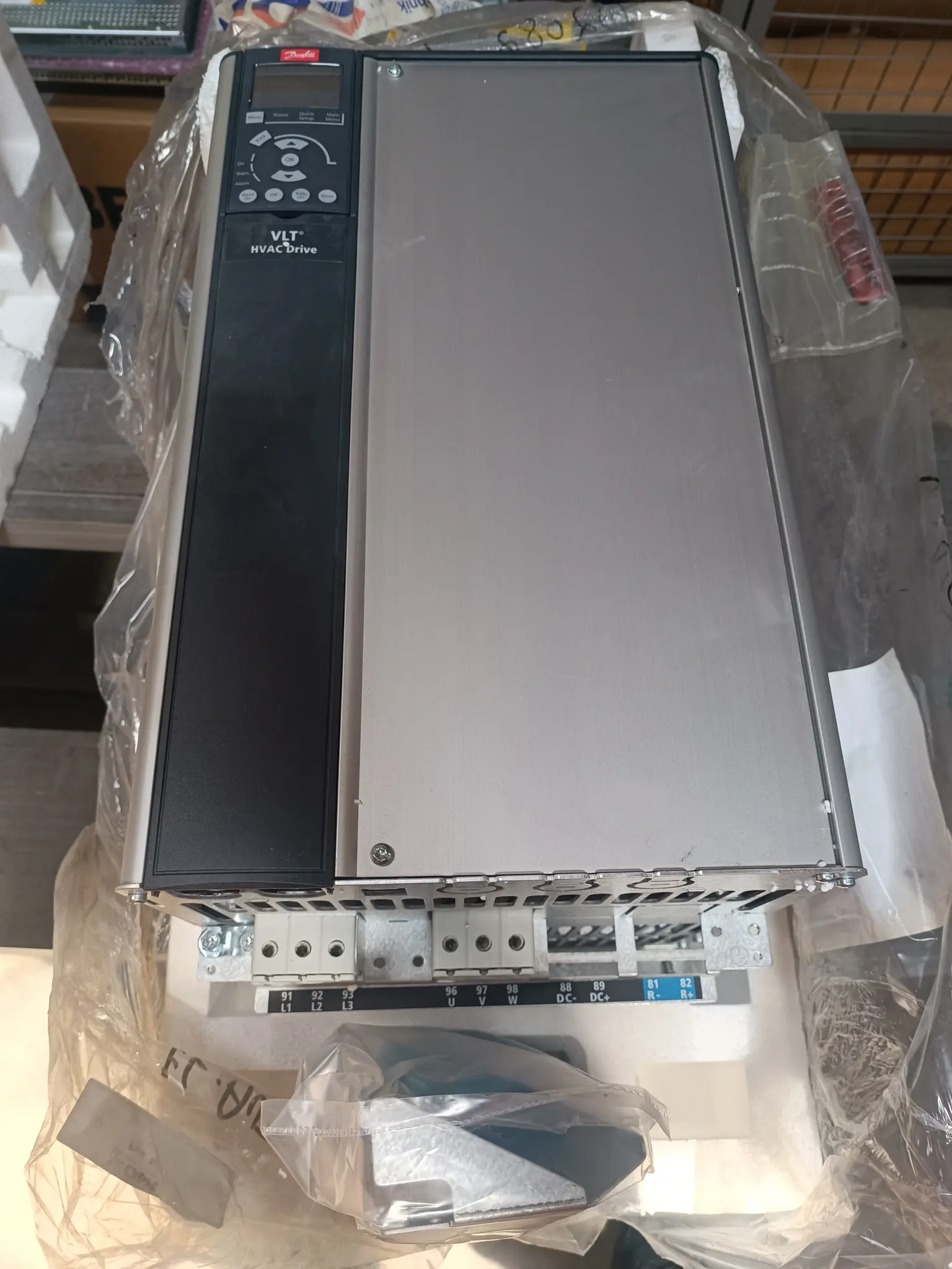 Produktfoto 1 von Danfoss 131F9933 FC 102P45KT4E20H1XNXXXXSXXXXAXBXCXXXXDX NEU OVP Siegel offen
