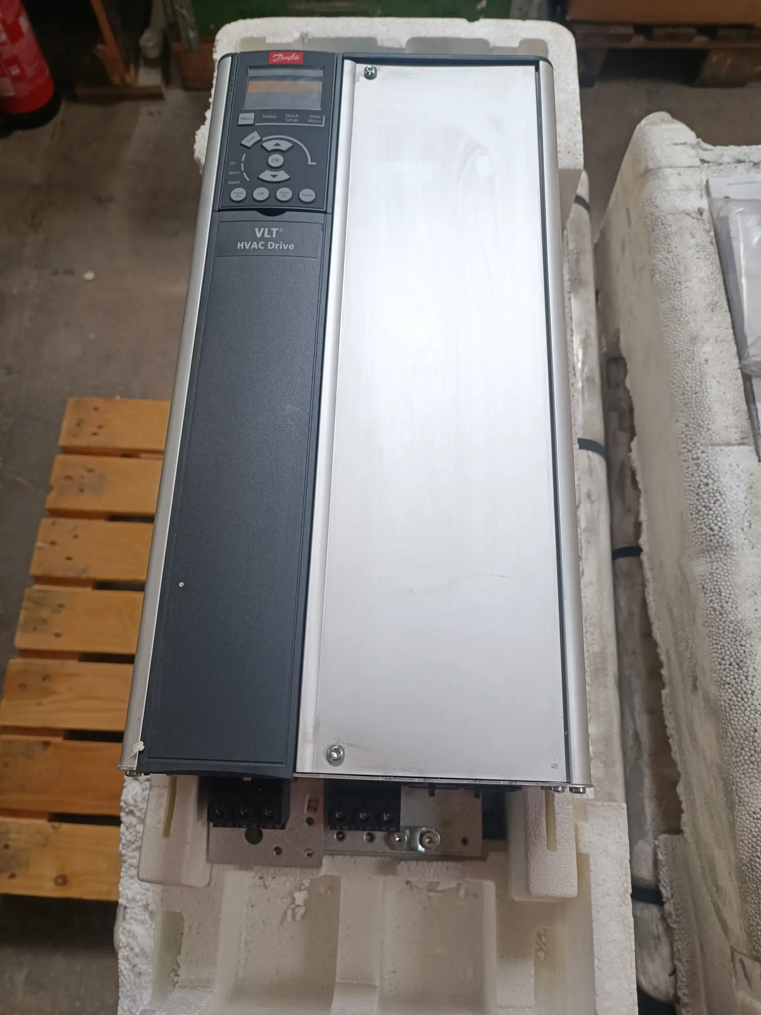 Produktfoto 1 von Danfoss 131F9923 FC 102P30KT4E20H1XNXXXXSXXXXAXBXCXXXXDX NEU OVP Siegel offen