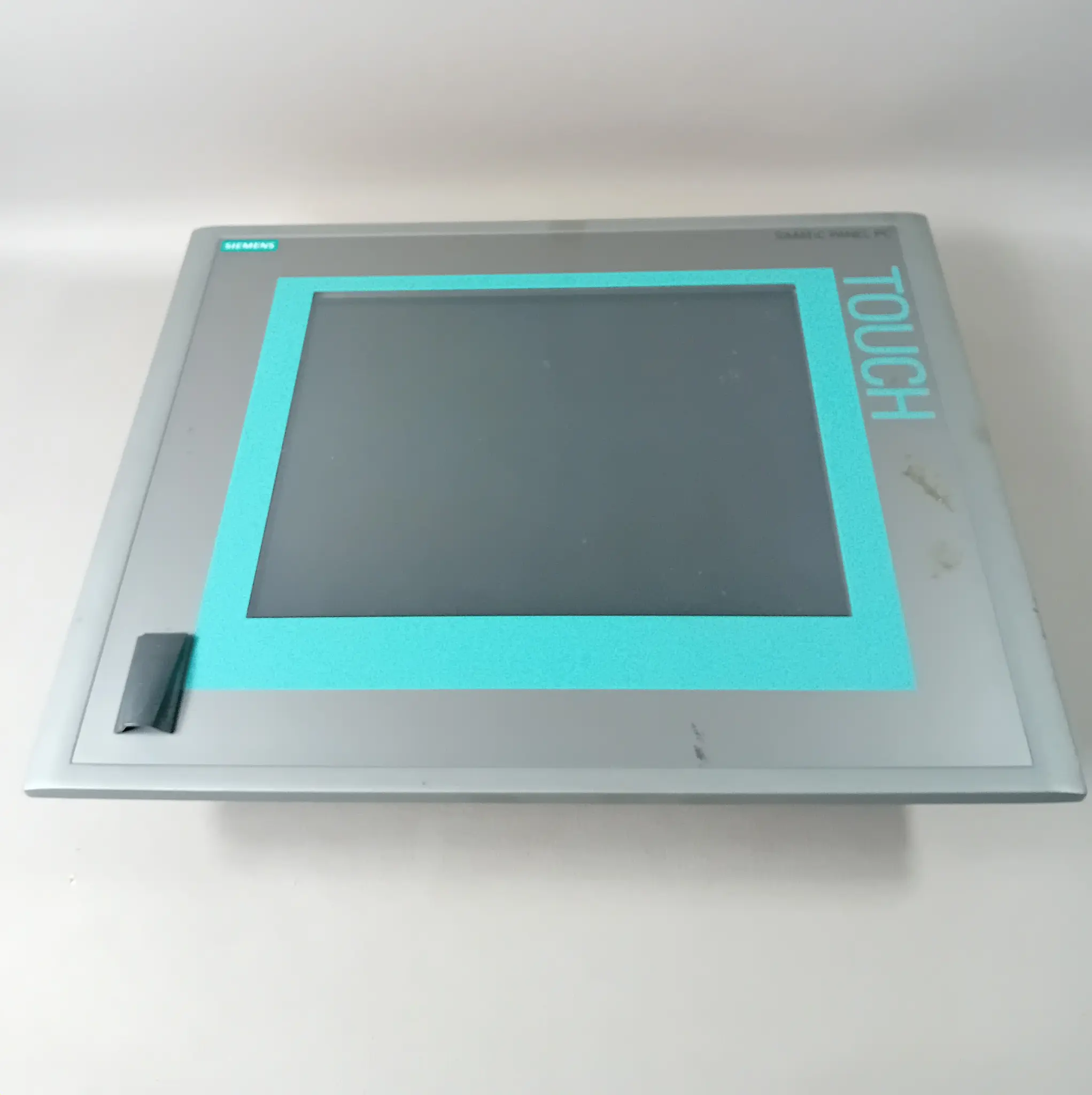 Produktfoto 1 von Siemens 6AV7884-0AD20-4EA0 SIMATIC HMI IPC477C kl. Kratzer im Display