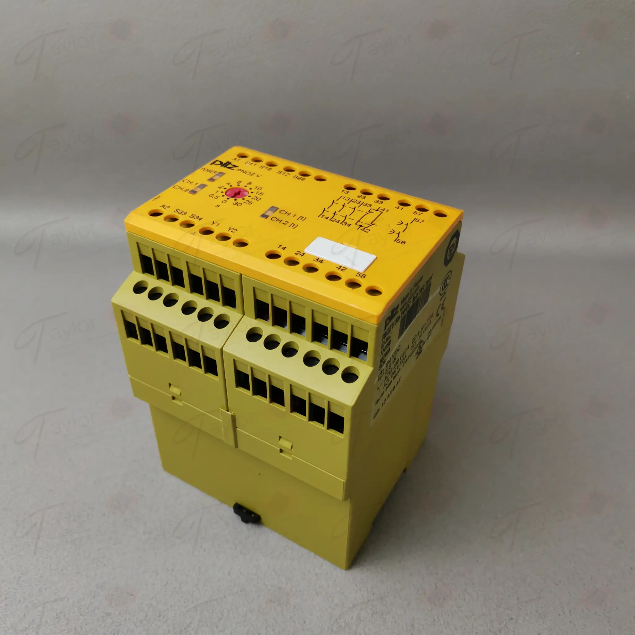 Produktfoto 1 von Pilz 774790 PNOZ V 30s 24VDC 3n/o 1n/c 1n/o t