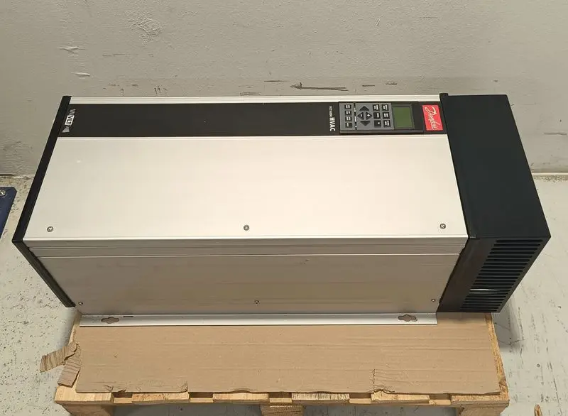 Produktfoto 1 von Danfoss VLT6016 VLT6016HT4C54STR3DLF00A00C0 175Z7054 24A 17.3kVA TESTED & TOP