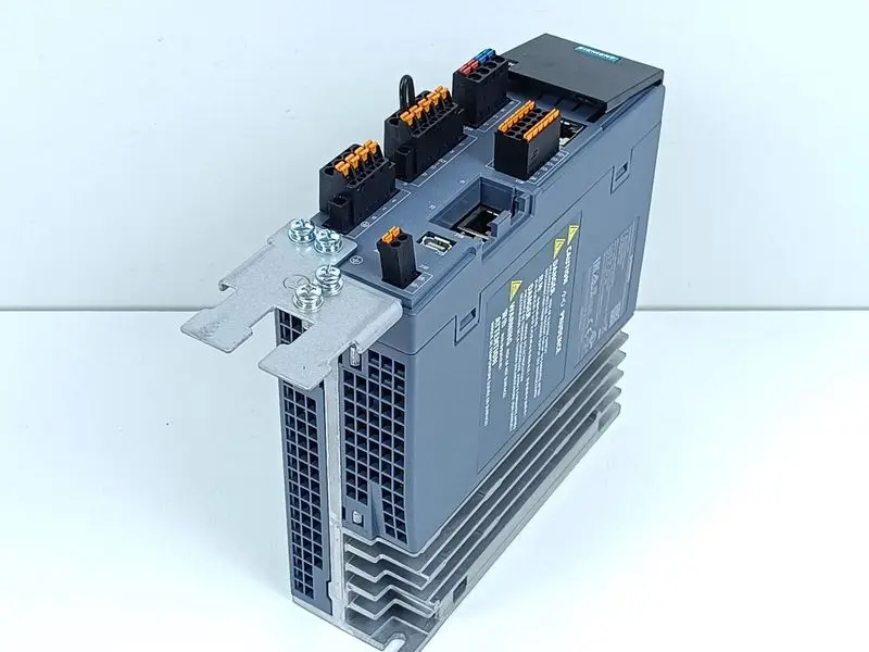Produktfoto 1 von Siemens SINAMICS S210 6SL3210-5HB10-4UF0 0,4kw 230V FS:03 NEUWERTIG