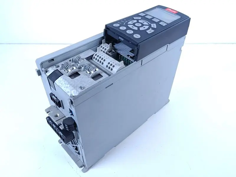 Produktfoto 1 von Danfoss FC-301 FC-301P4K0T4E20H1XGXXXXSXXXX P/N: 131B1319 TESTED & TOP ZUSTAND