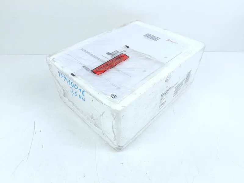 Produktfoto 1 von Danfoss VLT 177H0016 FCP330PT4C66SPR2D0F12KXXX UNUSED & OVP & SEALED