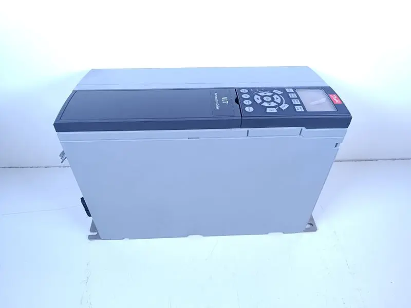 Produktfoto 1 von Danfoss VLT 131F8844 FC-302P11KT5E20H1XGXXXXSXXXXA0BXCXXXXDX UNUSED & OVP