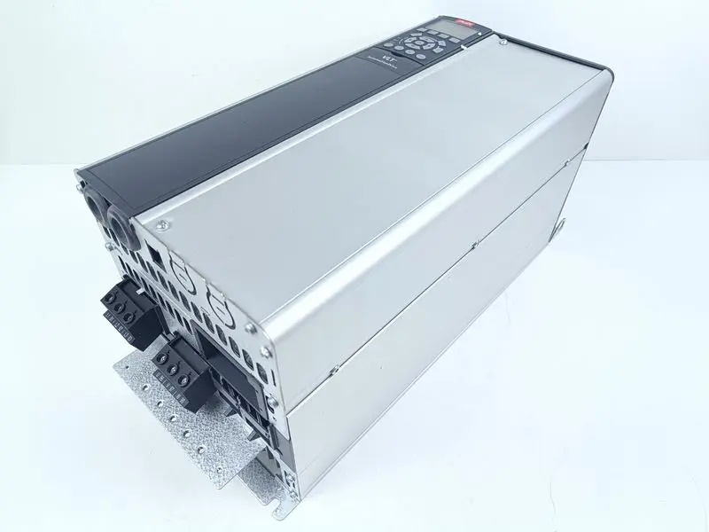 Produktfoto 1 von Danfoss VLT 131G1699 FC-302P22KT5E20H2XGCXXXSXXXXA0B2CXXXXDX 22KW / 30HP UNUSED