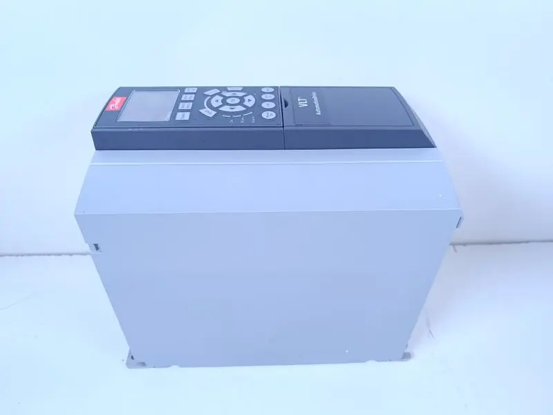 Produktfoto 1 von Danfoss VLT 131G1694 FC-302P7K5T5E20H2XGCXXXSXXXXA0B2CXXXXDX UNUSED & OVP