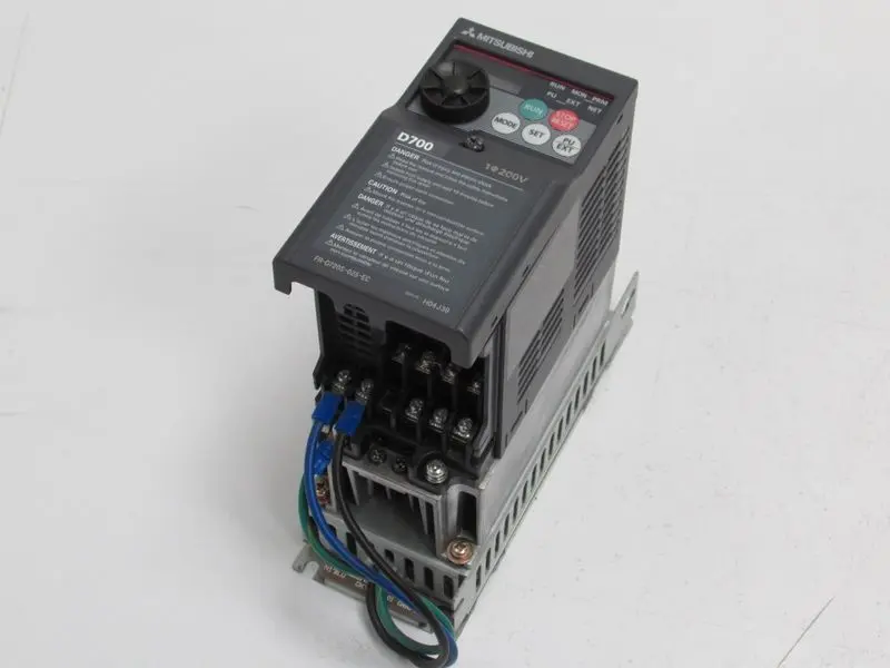 Produktfoto 1 von Mitsubishi D700 FR-D720S-025-EC 230V 2,5A + FR-S5NFSA-0.75K Tested Top Zustand