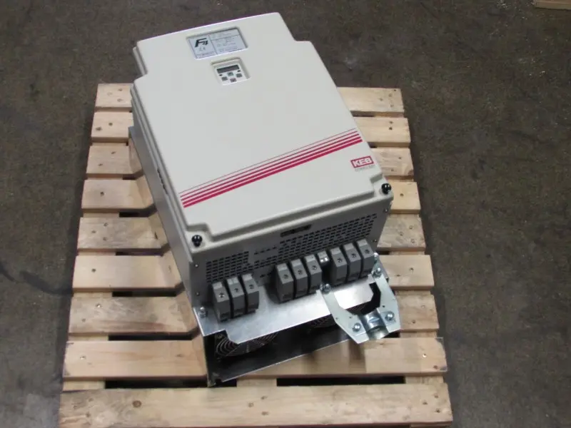 Produktfoto 1 von KEB 22.F4.COR-6L11 V2.2 55KW F4 DC Input Frequenzumrichter Top Zustand