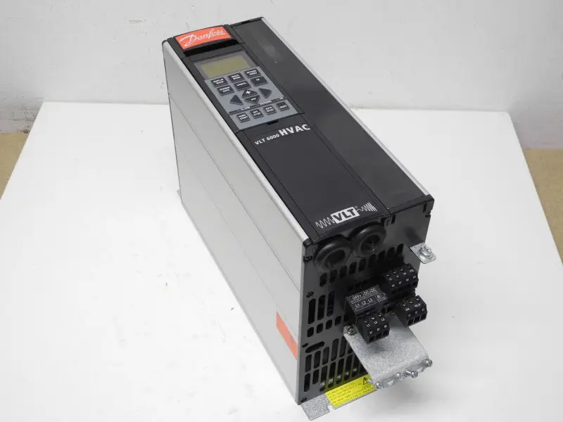 Produktfoto 1 von Danfoss VLT6008 VLT6008HT4B20STR3D0F00A00C0 400V 12.2A 9,3kVA 178B2009 Neuwertig