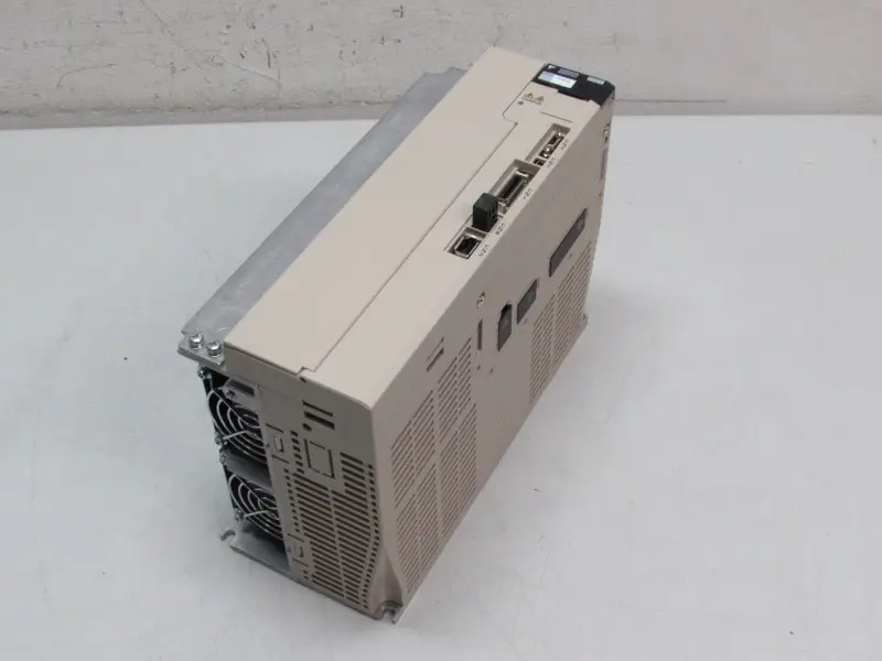 Produktfoto 1 von Yaskawa Servo Drive Servopack SGDV-120DE5A 3kW 11,9A 400V Unbenutzt OVP