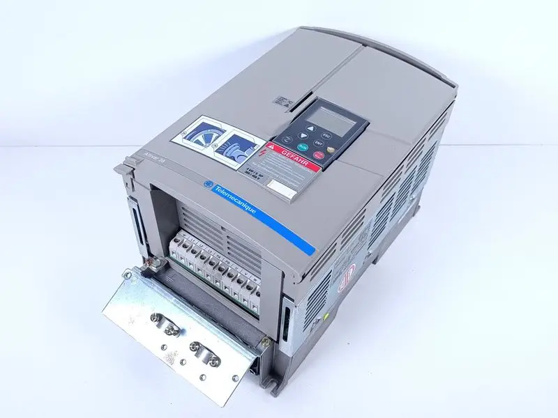 Produktfoto 1 von Schneider Telemecanique ATV38HU72N4 4kw 400V + Keypad TESTED & NEUWERTIG