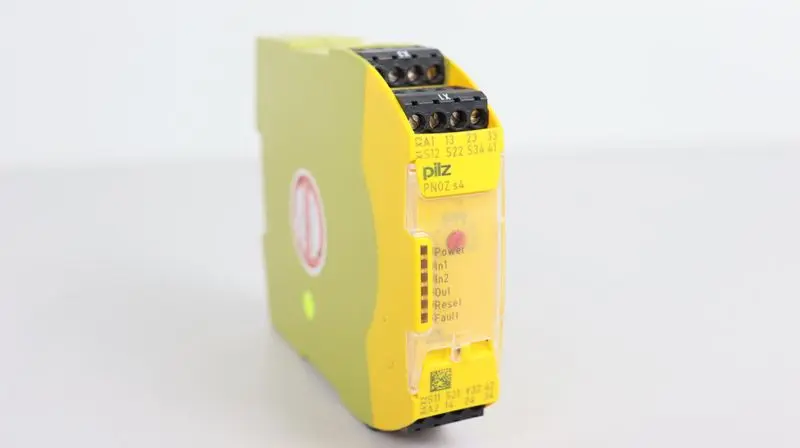 Produktfoto 1 von PILZ PNOZ s4 24VDC 3n/o 1n/c ID No.: 750104 NEUWERTIG