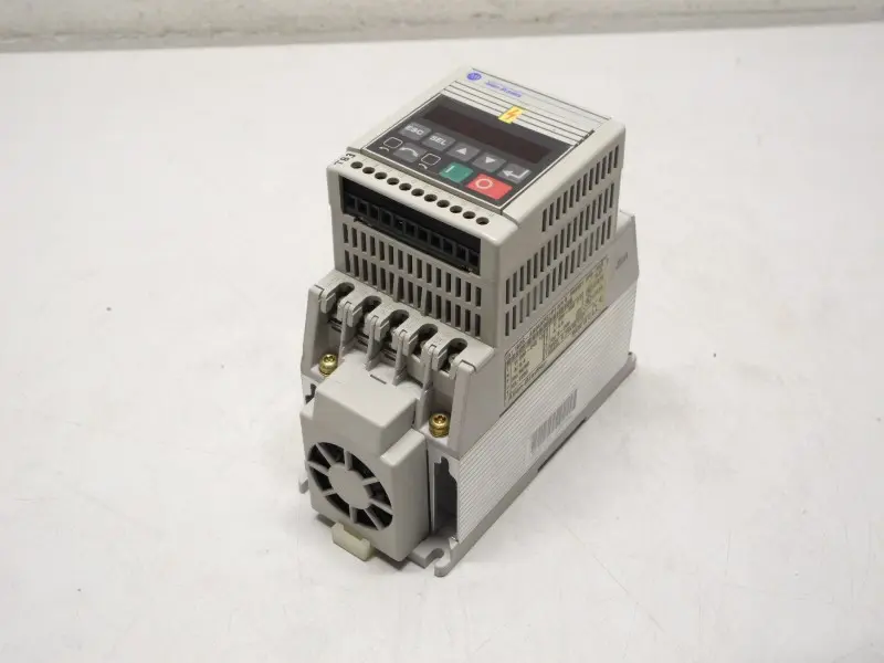 Produktfoto 1 von Allen Bradley 160-AA04NPS1P1 Frequenzumrichter 0,75KW 240V  Ser. B Top Zustand