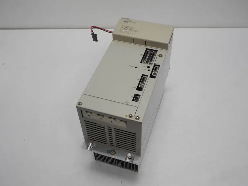 Produktfoto 1 von Yaskawa Inverter CIMR-MX N2015 200V CIMR-MXN2015 AC 3PH 230V Top Zustand