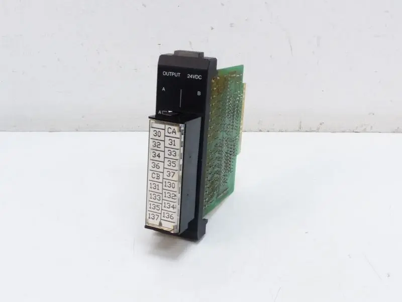 Produktfoto 1 von Fanuc GE IC610MDL158A 24VDC Source Output Module 16 Circuits Top Zustand