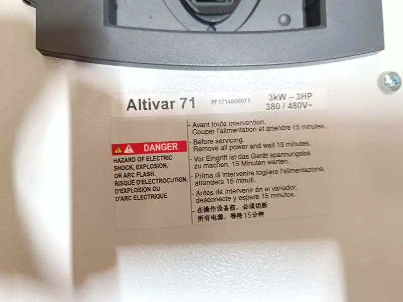 Produktfoto 1 von Schneider Electric Altivar 71 ATV71E5U30N4 3kW 400V IP54 + Keypad OVP unbenutzt