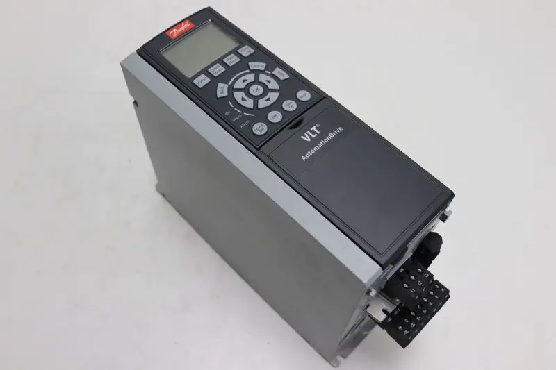 Produktfoto 1 von Danfoss FC-302P2K2T5E20H1BG P/N:131B0048 400V 2,2kW + Keypad TESTED NEUWERTIG