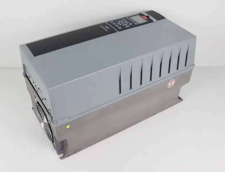 Produktfoto 1 von Danfoss 131B1151 FC-302P11KT5E21H2XGXXXXSXXXXAXBXCXXXXDX 11kw 400V TESTED UNUSED