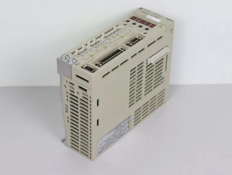 Produktfoto 1 von Yaskawa Servopack Drive SGDH-01AE Ver. 39A45 200V 0,1kW NEUWERTIG
