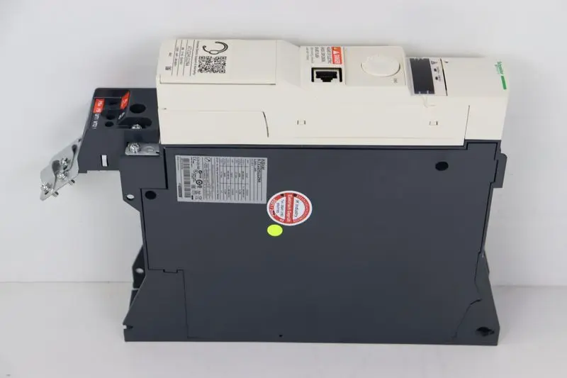 Produktfoto 1 von Schneider Electric Altivar 32 ATV32HU22N4 2.2kW 3HP 400V 2,2kw TOP ZUSTAND