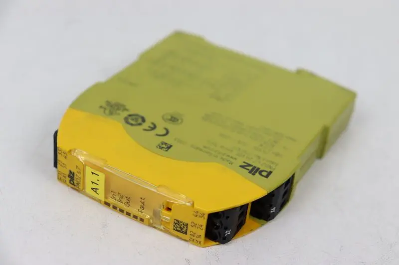 Produktfoto 1 von PILZ PNOZ s7 24VDC 4/no 1n/c ID No.: 750107 Top Zustand Tested