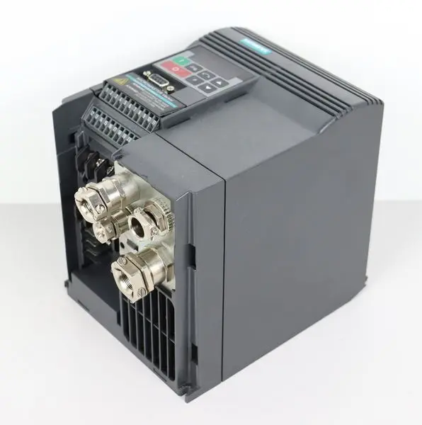 Produktfoto 1 von Siemens Micromaster Vector 6SE3217-3DB40 400V 3000W - Halter gebrochen !