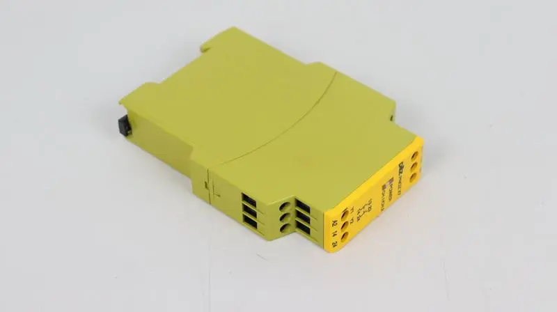 Produktfoto 1 von Pilz Sicherheitsrelais PN0Z X7 24VACDC 2n/o TOP ZUSTAND TESTED