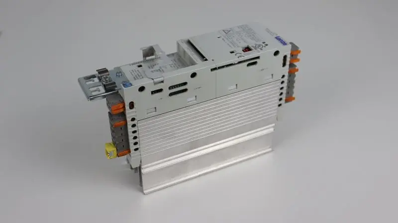 Produktfoto 1 von Lenze Vector 8200 E82EV551_4C E82EV551K4C 400V 0,55kW TESTED & TOP ZUSTAND