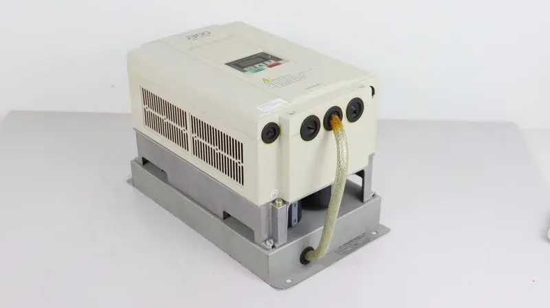 Produktfoto 1 von HITACHI INVERTER J300-055HFE4 5.5kW 13A 460V TOP ZUSTAND TESTED