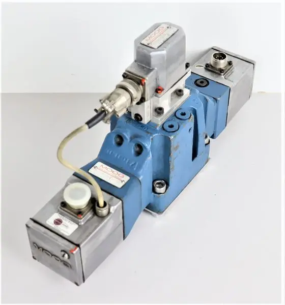 MOOG D652-203A Type P02KYN3ANKH + D061-602A C TOP ZUSTAND