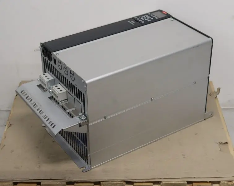 Produktfoto 1 von Danfoss FC-202P55KT4E20H1XGXXXXSXXXXA0BXCXXXXDX P/N 131H3211 400V 55kw TESTED
