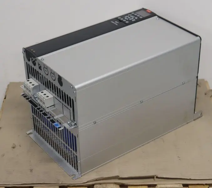 Produktfoto 1 von Danfoss FC-202P55KT4E20H1XGCXXXSXXXXALBXCXXXXDX P/N 134F6572 55kw 400V TESTED