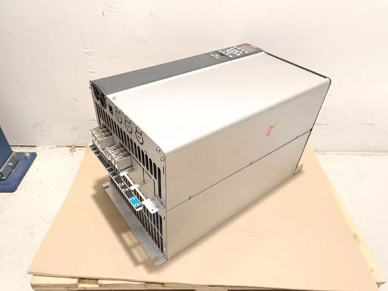 Produktfoto 1 von Danfoss FC-102P45KT4E20H1 P/N: 131F0340 45kw 400V TESTED & TOP ZUSTAND