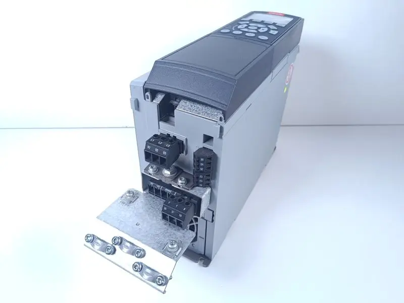 Produktfoto 1 von Danfoss FC-302P3K0T5E20H1XGXXXXSXXXXA0BXCXXXXD0 400V 3kw 131B0465 TESTED TOP
