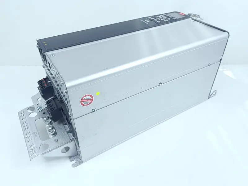 Produktfoto 1 von Danfoss FC-302P22KT5E20H1XGXXXXSXXXXALBXCXXXXDX 131X4421 22kw 400V TESTED TOP