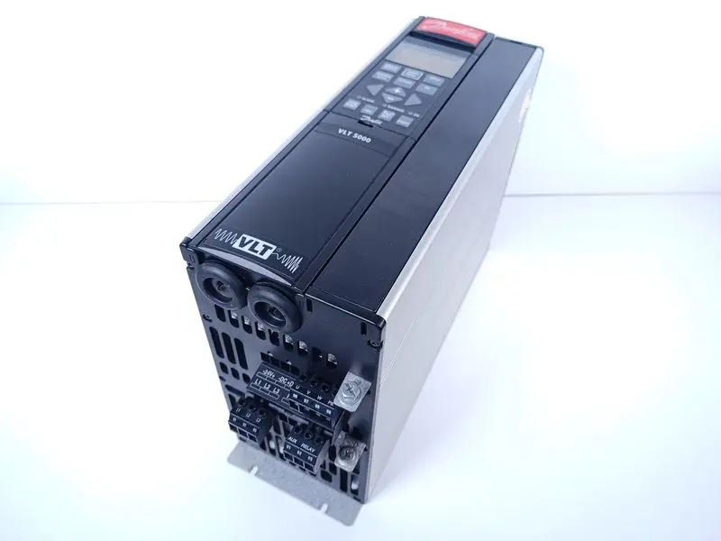Produktfoto 1 von Danfoss VLT5006PT5B20STR3DLF00A00C0 175Z0064 + IP-65 175Z1075 TESTED TOP ZUSTAND