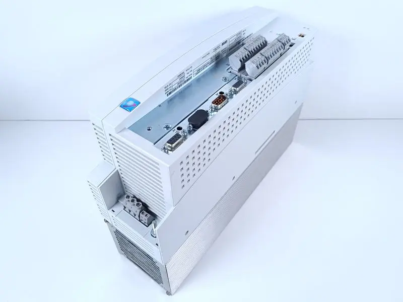 Produktfoto 1 von Lenze EVS9324-EP 33.9324PE.8G.91. 400V 7,0A 5,8kVA TESTED & NEUWERTIG