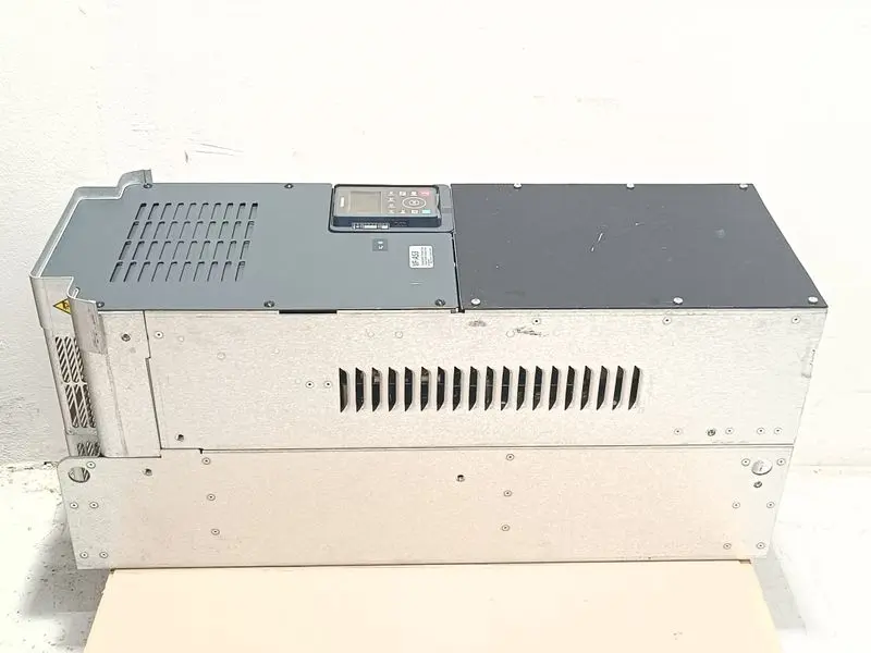 Produktfoto 1 von Toshiba Transistor Inverter VFAS3-4110KPC 460V 110kW 161kVA TESTED & NEUWERTIG